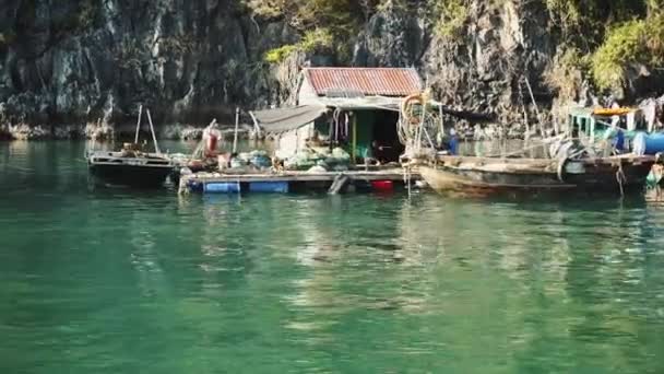 Schwimmendes Fischerdorf in der Ha Long Bay. Cat Ba Island, Vietnam. — Stockvideo