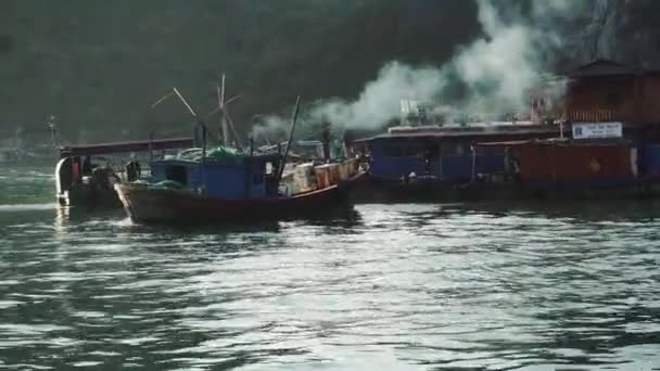 Små båtar i Halong Bay. Katt Ba. Vietnam — Stockvideo