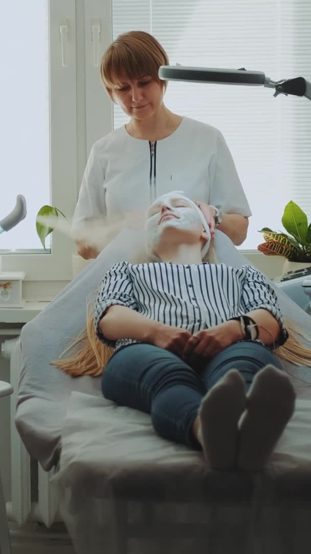 Чтобы сделать профессиональную процедуру по уходу за кожей лица, используйте вапозон для лица — стоковое видео