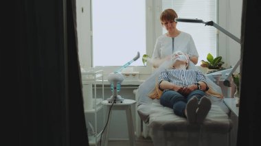 Güzellik uzmanı yüz bakımı için vapozon yüz buharı kullanıyor.