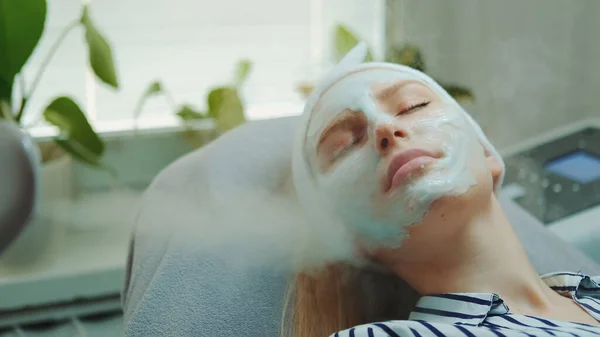 Primer plano medio del tratamiento profesional de la piel facial con un vapor cosmético en el salón de belleza —  Fotos de Stock