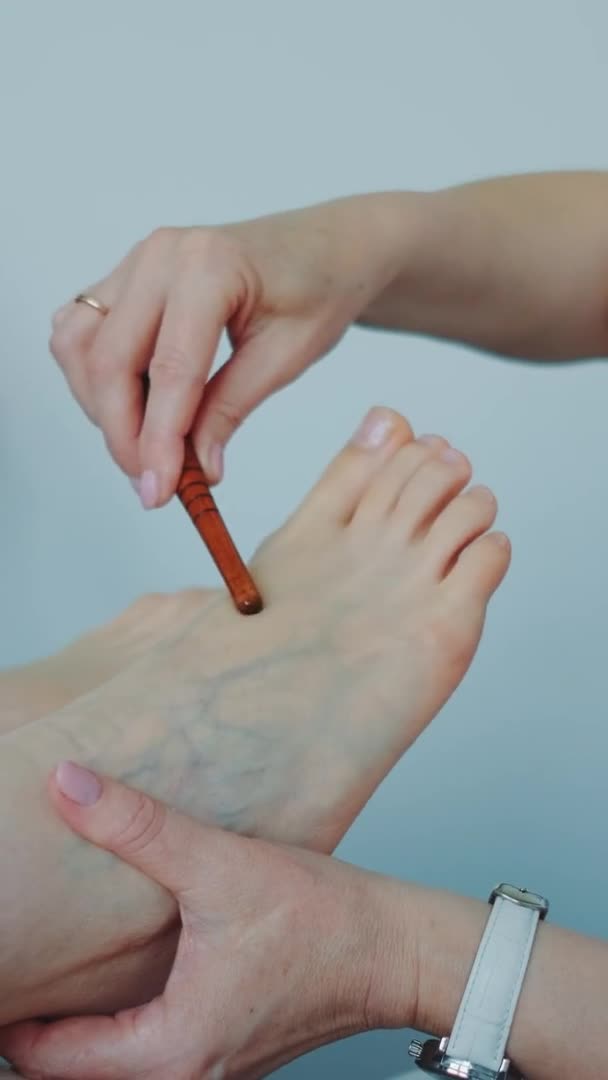 Shiatsu massage des pieds à l'aide d'une baguette au salon de beauté . — Video