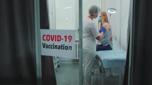 Medico femminile che effettua la vaccinazione contro il coronavirus in ospedale distrettuale — Video Stock