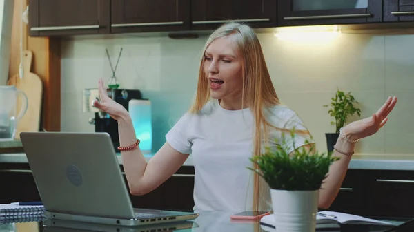 Mujer alegre cantando y haciendo gestos mientras mira en la pantalla de la computadora — Foto de Stock