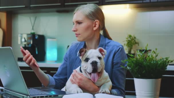 Mulher branca fazendo selfie com um pequeno cão enquanto sentado no computador — Vídeo de Stock