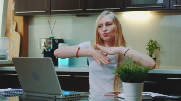 Mujer alegre cantando y haciendo gestos mientras mira en la pantalla de la computadora — Vídeos de Stock