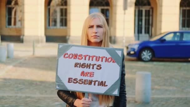 Caminata de protesta: mujer abogando por la protección de los derechos constitucionales — Vídeos de Stock