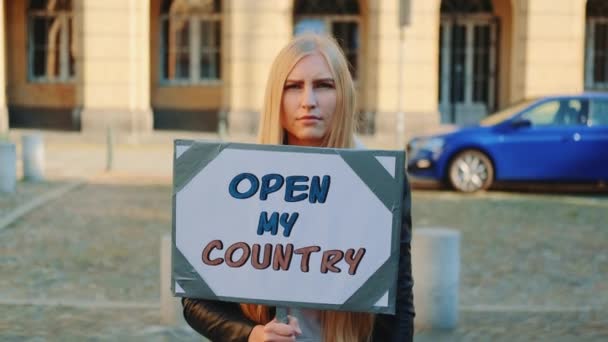 Mujer joven llamando a abrir el país en marcha de protesta — Vídeos de Stock