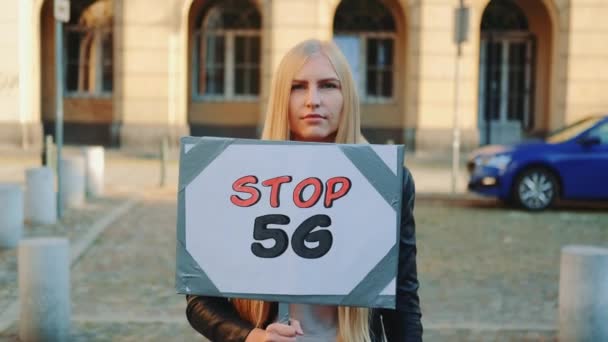 Молодая женщина протестует против интернета 5G — стоковое видео
