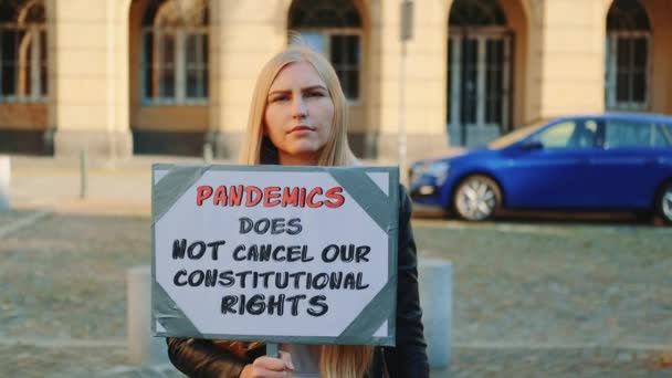 Caminata de protesta declarando que la pandemia no cancela los derechos humanos constitucionales — Vídeo de stock