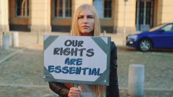 Протестная прогулка: женщина призывает обратить внимание на защиту прав человека — стоковое видео