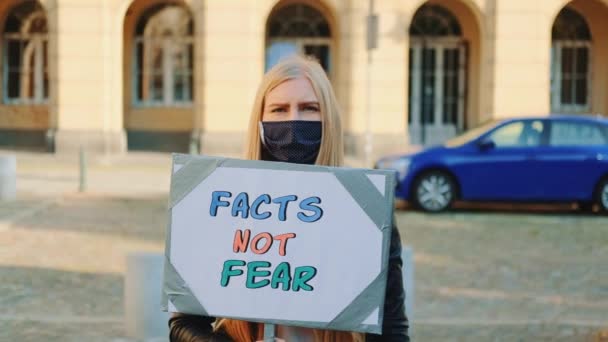 Fakten statt Angst-Slogan bei Protestmarsch — Stockvideo