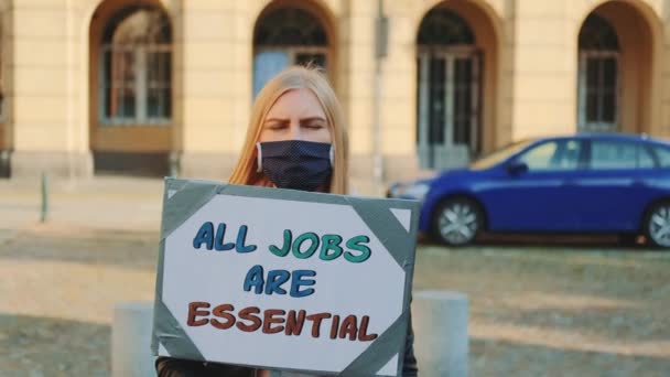 En marcha de protesta mujer llamando la atención sobre la importancia de todo tipo de trabajos — Vídeos de Stock