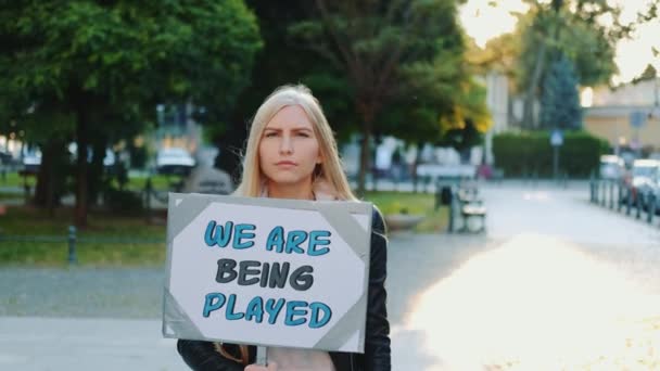 Bella ragazza che protesta contro le autorità che giocano vite umane — Video Stock