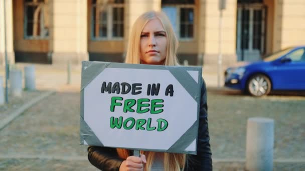 Made in a free world - Slogan auf Protestaktionen in der Stadt — Stockvideo