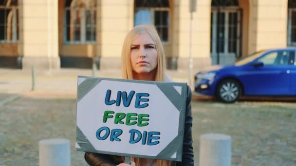 Frau mit Protestbanner fordert, frei zu leben oder zu sterben — Stockvideo