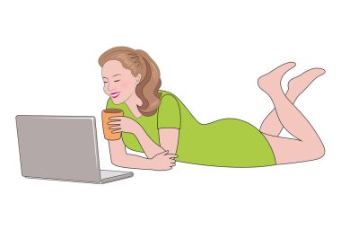 Laptop ile yalan yeşil giysili genç kadına.