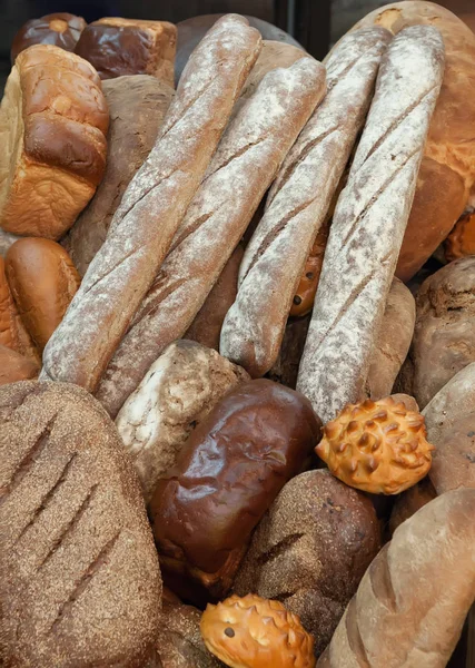 Breads on dark background top view. Different types of fresh bre — ストック写真