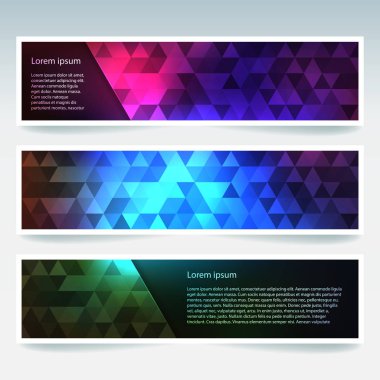 Arka plan afiş şablonlar kümesi. Modern vektör afiş poligonal arka plan ile. Mavi, yeşil, pembe, mor renkler.