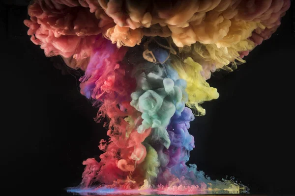 カラフルな虹色の塗料は 水に混合物の上から落ちる 水中で渦巻くインク — ストック写真
