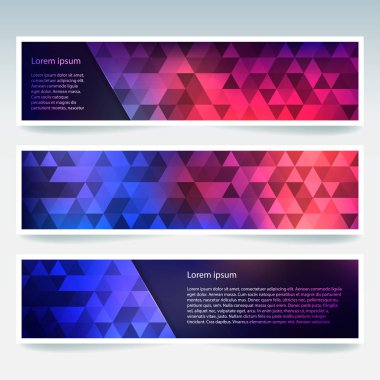 İş tasarım şablonları ile soyut banner. Afiş kümesi poligonal mozaik arka planlar ile. Geometrik üçgen vektör çizim. Pembe, mavi, mor renkler.
