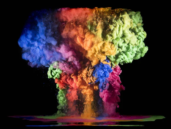 カラフルな虹色の塗料は、水に混合物の上から落ちる。水中で渦巻くインク — ストック写真