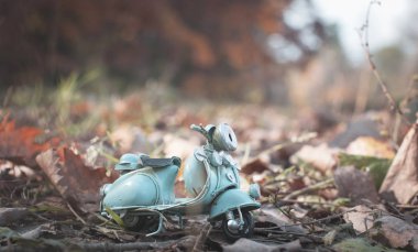 Vintage minyatür oyuncak motosiklet güneşli Sonbahar Park