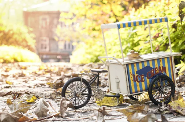 Carrello Gelato Ruote Nel Parco Autunnale Nella Giornata Sole — Foto Stock