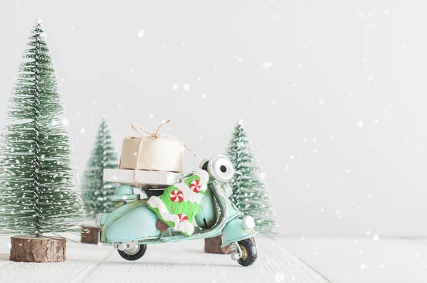 Decoración Navidad Árboles Motocicleta Juguete Con Regalos —  Fotos de Stock