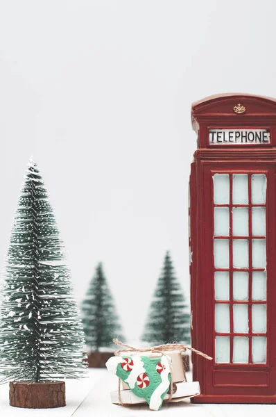 Cabina Teléfono Roja Londres Juguete Regalos Árboles Navidad Fondo Invierno —  Fotos de Stock
