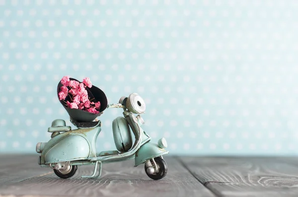 Malé Retro Hračka Modré Mototrcycle Partou Růžové Květy Dřevěný Stůl — Stock fotografie
