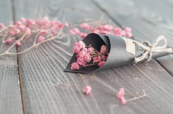 Μπουκέτο Ροζ Λουλούδια Επίπεδη Θέσει Φόντο Ξύλινη — Φωτογραφία Αρχείου