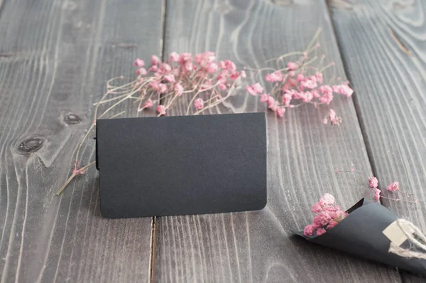 Boeket Van Roze Bloemen Zwarte Wenskaart Vlakke Leggen Houten Achtergrond — Stockfoto