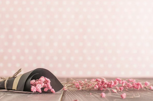 粉红色的花的花束在平坦的放置木背景 — 图库照片