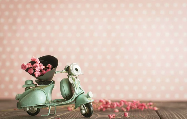 Vintage Toy Blue Mototrcycle Bunch Pink Flowers Wooden Table Pink — Stock Photo, Image