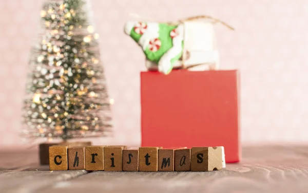 Árbol Siempreverde Navidad Con Luces Regalos Mesa Habitación Del Vivero —  Fotos de Stock