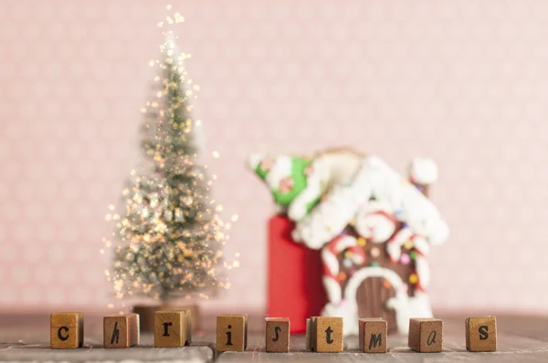 Árbol Siempreverde Navidad Con Luces Casa Jengibre Palabra Navidad Regalos —  Fotos de Stock