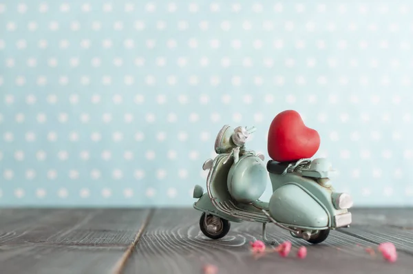 Miniatuur Vintage Blauwe Motorfiets Uitvoering Van Klein Rood Hart Kwekerij — Stockfoto