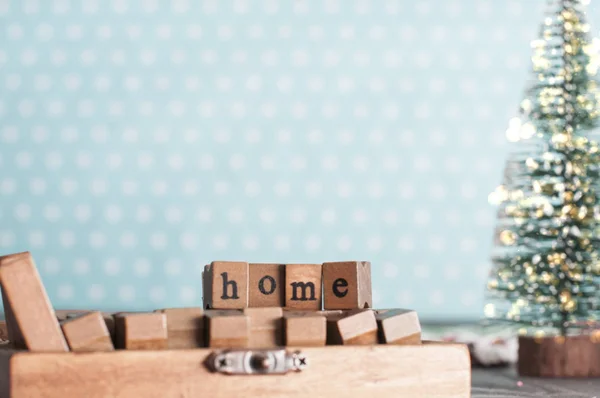 Sellos Madera Con Palabra Home Árbol Siempreverde Navidad Decorado Con —  Fotos de Stock