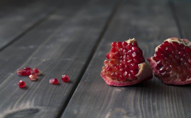 Ahşap mutfak masasında sulu tohumların ile kırmızı nar