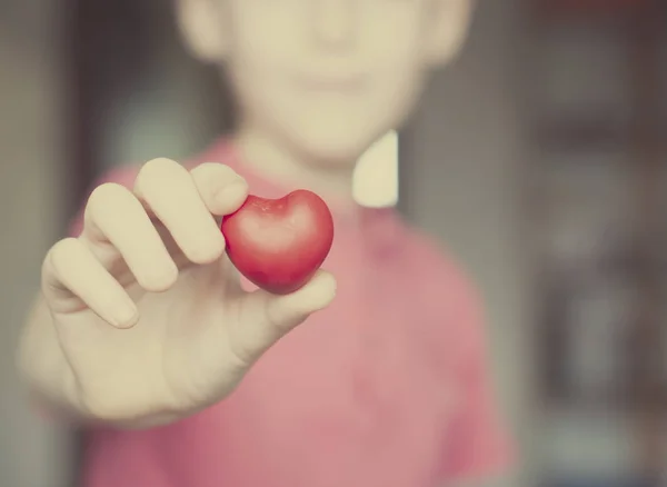 Pojken Håller Rött Hjärta Form Handen — Stockfoto