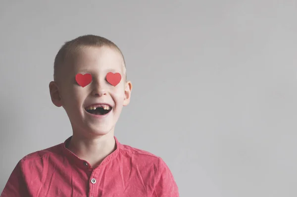 Menino Feliz Com Forma Coração Olhar Amoroso Fundo Branco — Fotografia de Stock