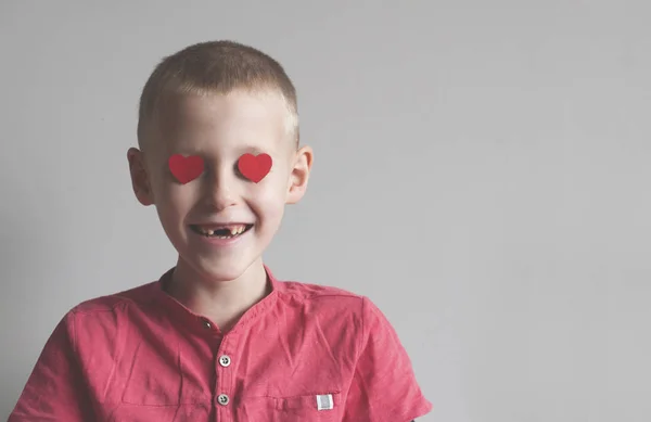 Niño Feliz Con Forma Corazón Mirada Amorosa Sobre Fondo Blanco —  Fotos de Stock