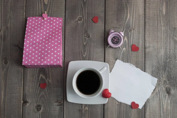 Filiżankę Czarnej Kawy Torba Różowym Papierze Alarm Miłość Walentynki Wiadomości — Zdjęcie stockowe