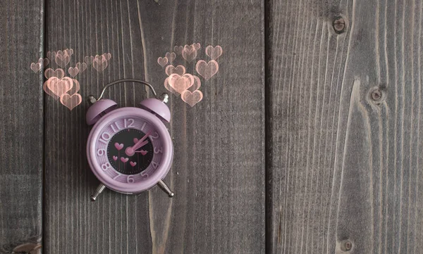 Час Любви Розовая Тревога Валентина Символами Форме Сердца Деревянном Фоне — стоковое фото