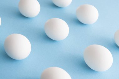 Beyaz yumurta ile Paskalya poster