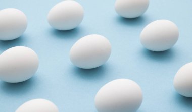 Beyaz yumurta ile Paskalya poster