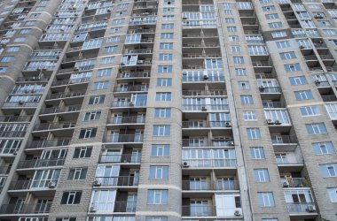 Yeni binanın gri tuğla cephesi