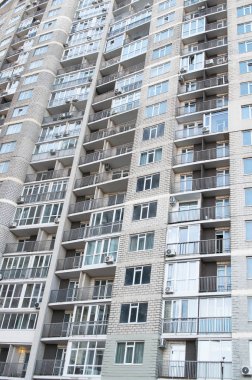 Yeni binanın gri tuğla cephesi