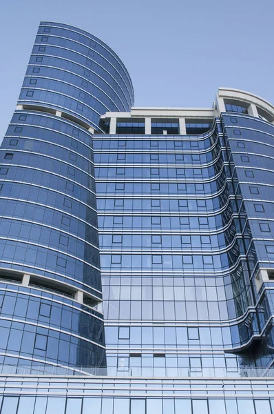 Immeuble de bureaux avec façade en verre bleu — Photo